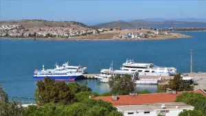 Yunanistan'ın Semadirek Adası'nda aralarında Türk turistlerin de bulunduğu binden fazla