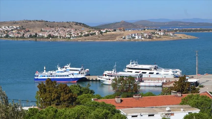 Yunanistan'ın Semadirek Adası'nda aralarında Türk turistlerin de bulunduğu binden fazla