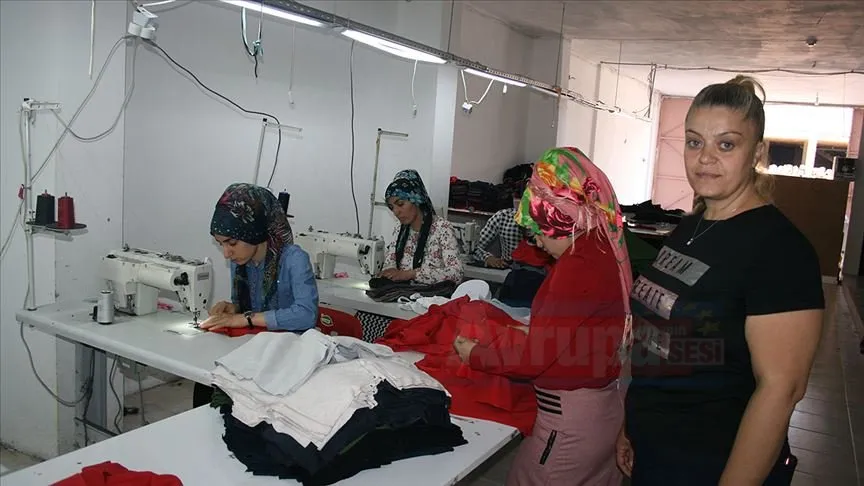 Ankara'da evinde boncuk dizerek aksesuar tasarlayan iki çocuk annesi Baran,