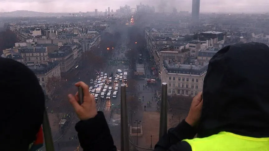 PARİS Paris'te cumartesi günü hayat duracak, 65 bin polis görev