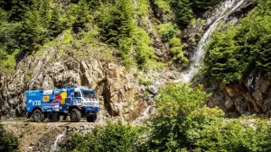 Dünyanın en tehlikeli yollarından biri olarak gösterilen, Trabzon’un Çaykara ilçesini