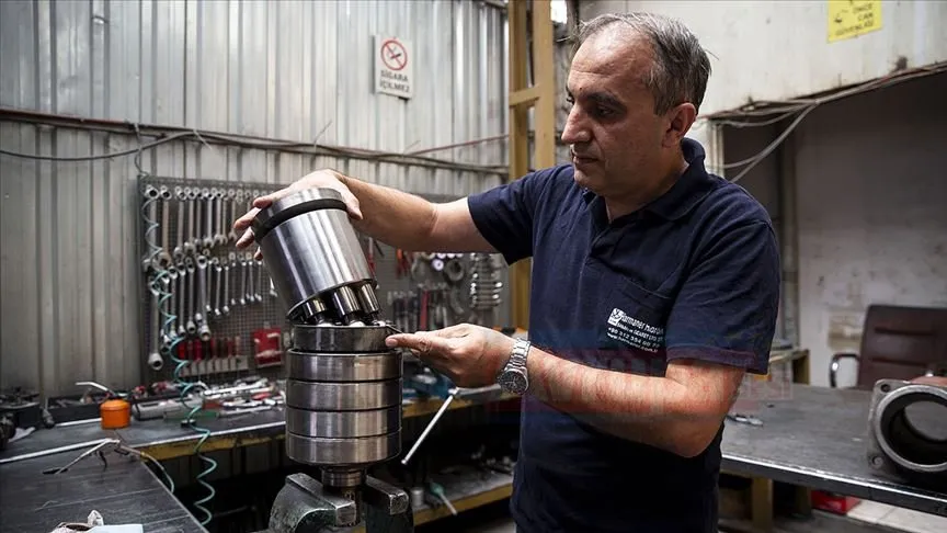 İlkokuldan sonra çırak olarak girdiği iş makinesi sektöründe ilerleyerek kendi