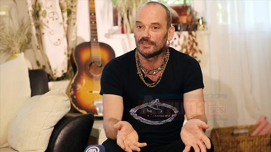 Gitarı ve sırt çantasıyla ülkesi Yeni Zelanda'dan yola çıkan bazı