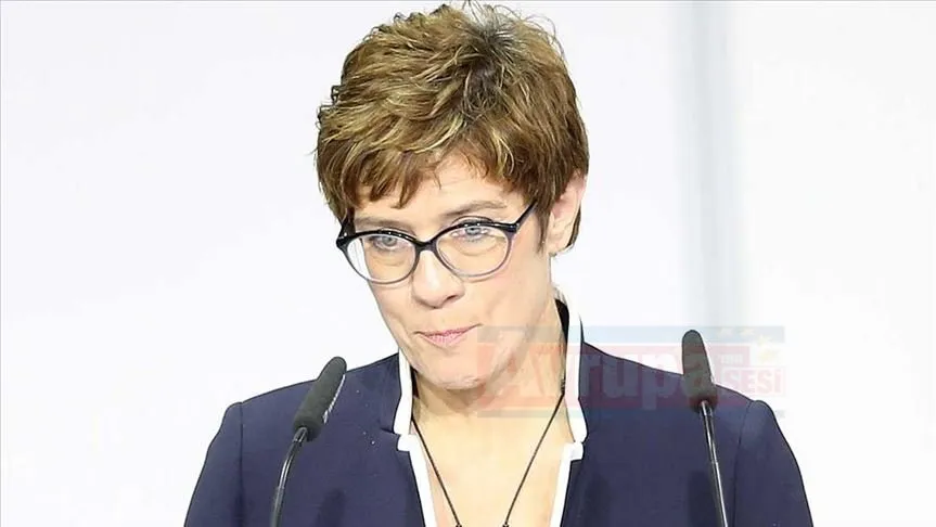 Ürdün temaslarının ardından Bağdat'a gelen Almanya Savunma Bakanı Annegret Kramp