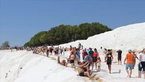 Travertenleriyle ünlü Pamukkale'ye turistlerin ilgisi sonbaharda da devam ediyor