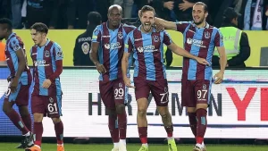 Trabzonspor taraftarının önünde Fenerbahçe'yi devirdi   Spor Toto Süper Lig'in