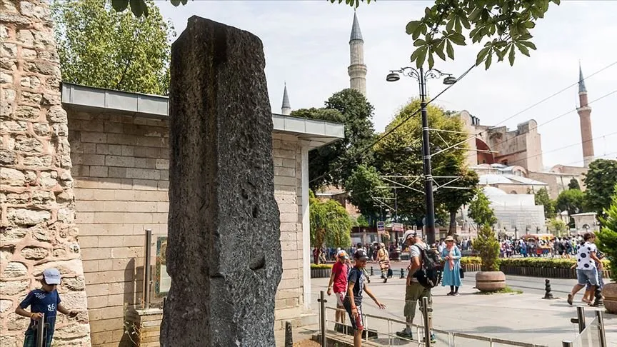 Ayasofya Camisi'nin karşısında, Yerebatan Sarnıcı'na komşu "Milyon (Million) Taşı" her