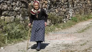 Ordu'nun Mesudiye ilçesinde yaşayan 103 yaşındaki Döndü Yılmaz, ilerlemiş yaşına