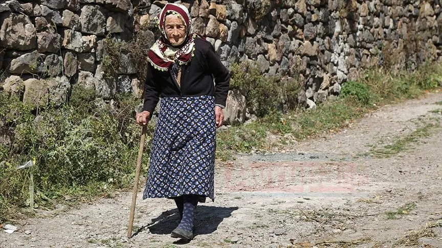 Ordu'nun Mesudiye ilçesinde yaşayan 103 yaşındaki Döndü Yılmaz, ilerlemiş yaşına