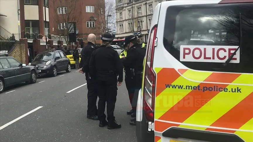 Londra   İngiltere'nin Birmingham kentinde 5 camiye balyozlu saldırı düzenlenmesiyle