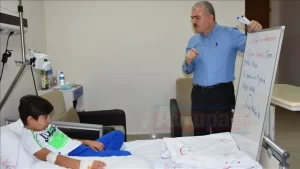 Adıyaman'da sınıf öğretmeni Yılmaz Küçükaslan, karaciğer rahatsızlığı nedeniyle ilkokula gelemeyen