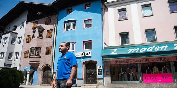 Avusturya'da yaşayan Trabzonlu Ahmet Akyurt, sahibi olduğu tarihi binayı taraftarı