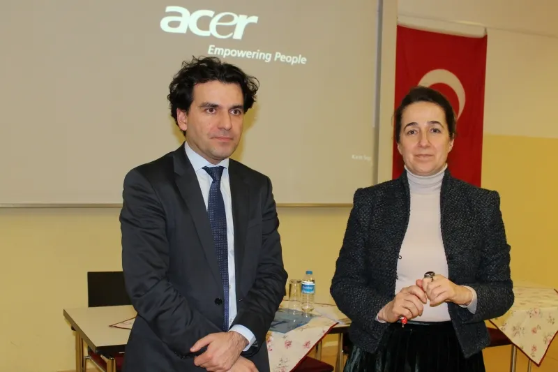 Duisburg DİTİB Merkez Cami salonunda düzenlenen konferansta konuşan Düsseldorf Başkonsolosluğu