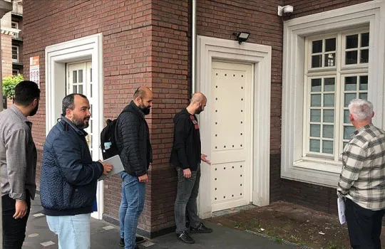 Hollanda'da Milli Görüş Federasyonuna bağlı Amsterdam Ayasofya Camisi'nin camlarının dün