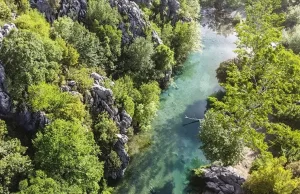Kahramanmaraş'ın Andırın ilçesindeki kanyon, turkuaz rengindeki suyu ve zengin florasıyla