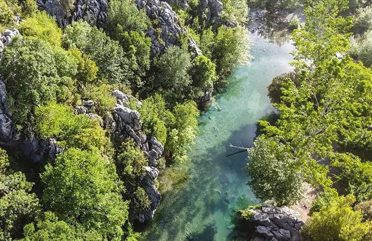 Kahramanmaraş'ın Andırın ilçesindeki kanyon, turkuaz rengindeki suyu ve zengin florasıyla
