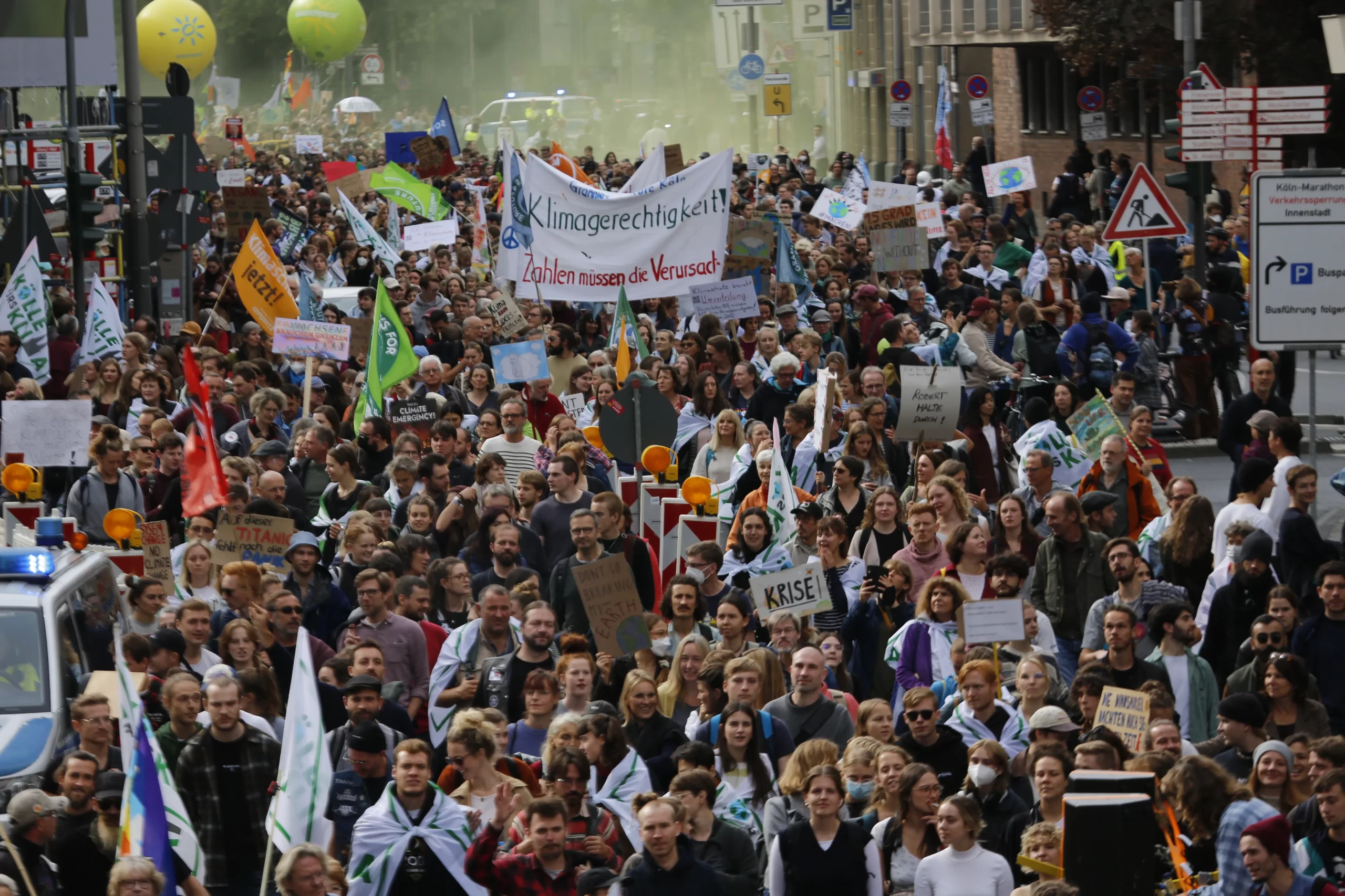 Almanya'da çevre ve iklim aktivistleri hükûmetin iklim politikalarını protesto etti.