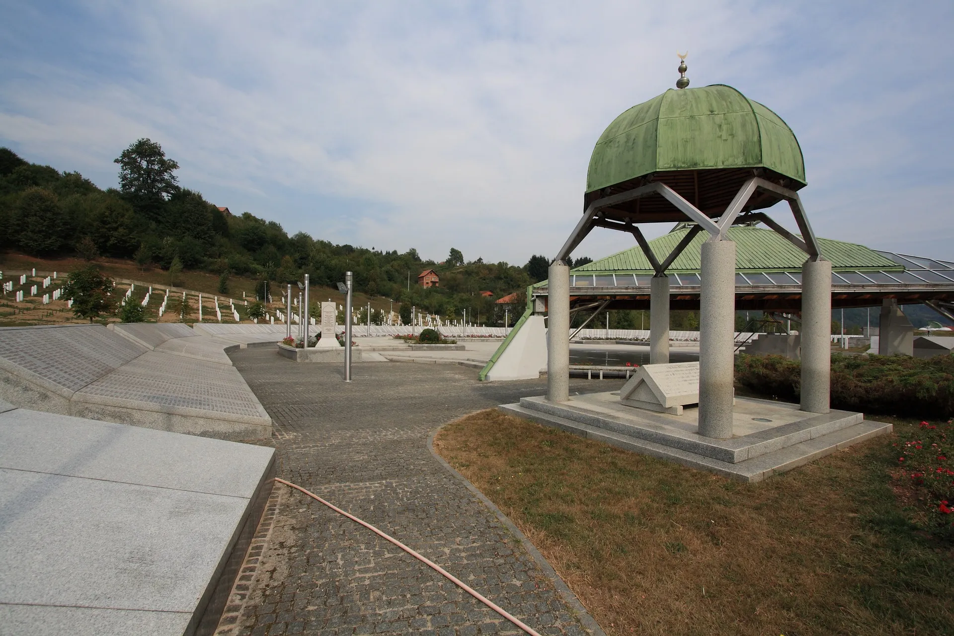 Hollanda'nın, Srebrenitsa soykırımında "kısmen" sorumlu olduğunu kabul ettiği Hollandalı askerler