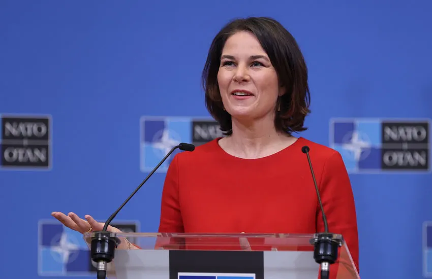 Almanya Dışişleri Bakanı Annalena Baerbock, Ukrayna'nın özellikle ağır silahlara ihtiyaç