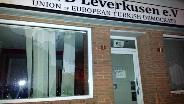 Avrupalı Türk Demokratlar Birliği’nin (UETD) Almanya’nın Leverkusen kentindeki şubesine taşlı