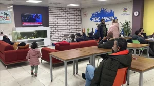 Düzce'de depremin ardından evlerine girmeye çekinen vatandaşlar, Gençlik ve Spor