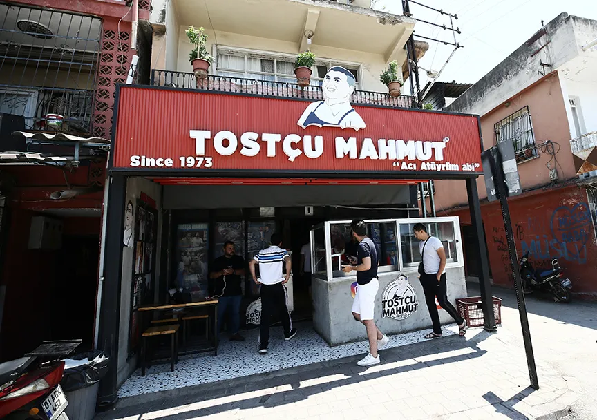 Adana'da sucuk, yumurta, domates ve bol acı pul biber ile
