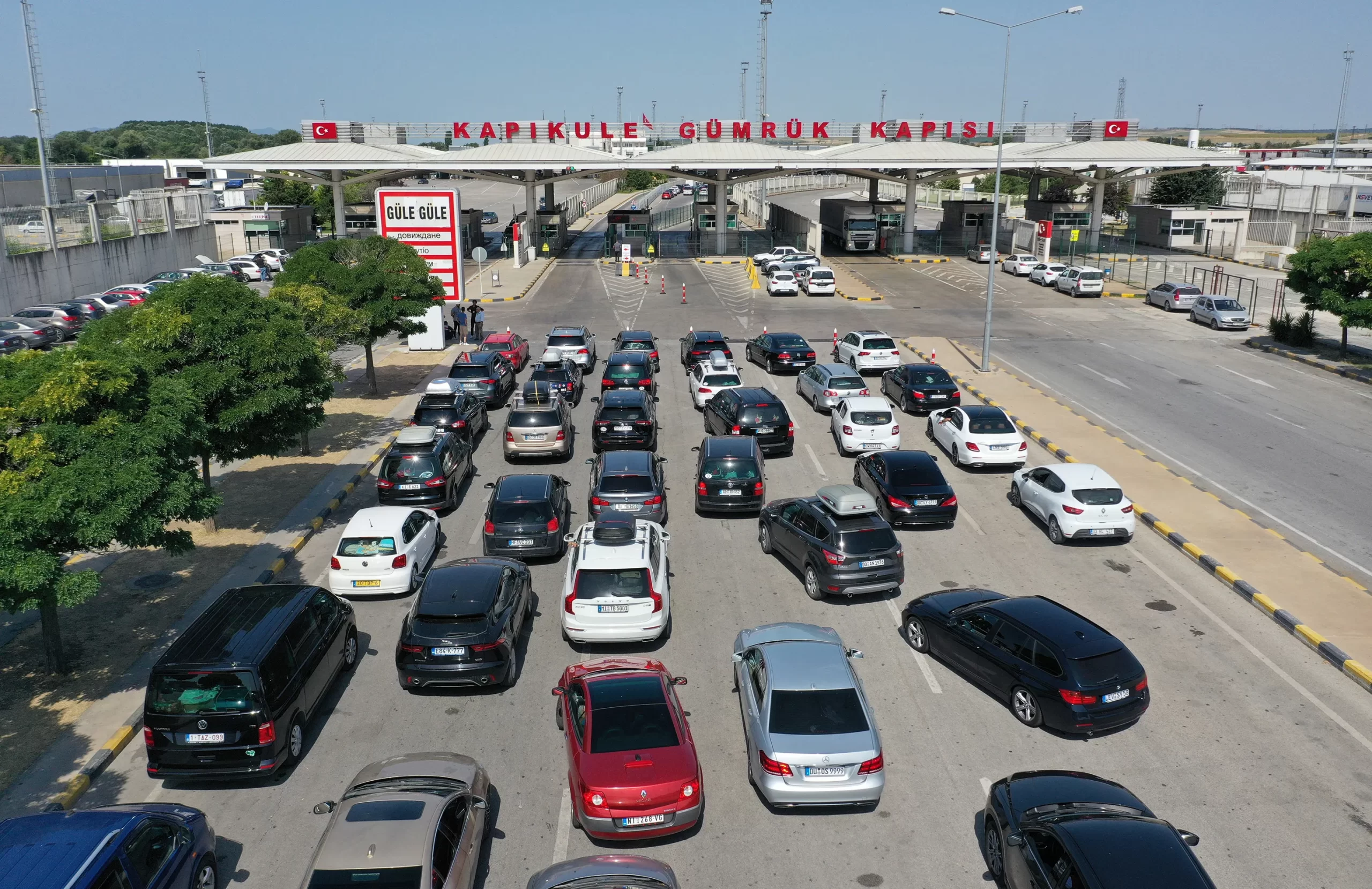 Yıllık izinlerini geçirmek için sevinçle Türkiye'ye gelen gurbetçiler, memleketlerinden gözyaşıyla