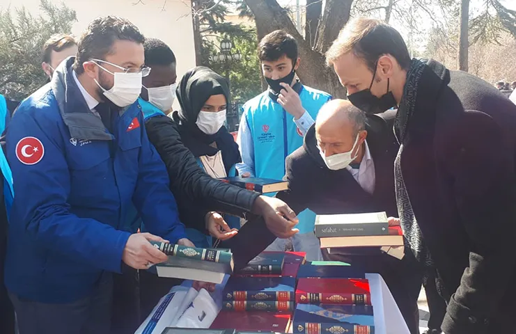 Kur’an-ı Kerim ve Safahat dağıtımına programa katılanlar ve Taceddin Dergahını