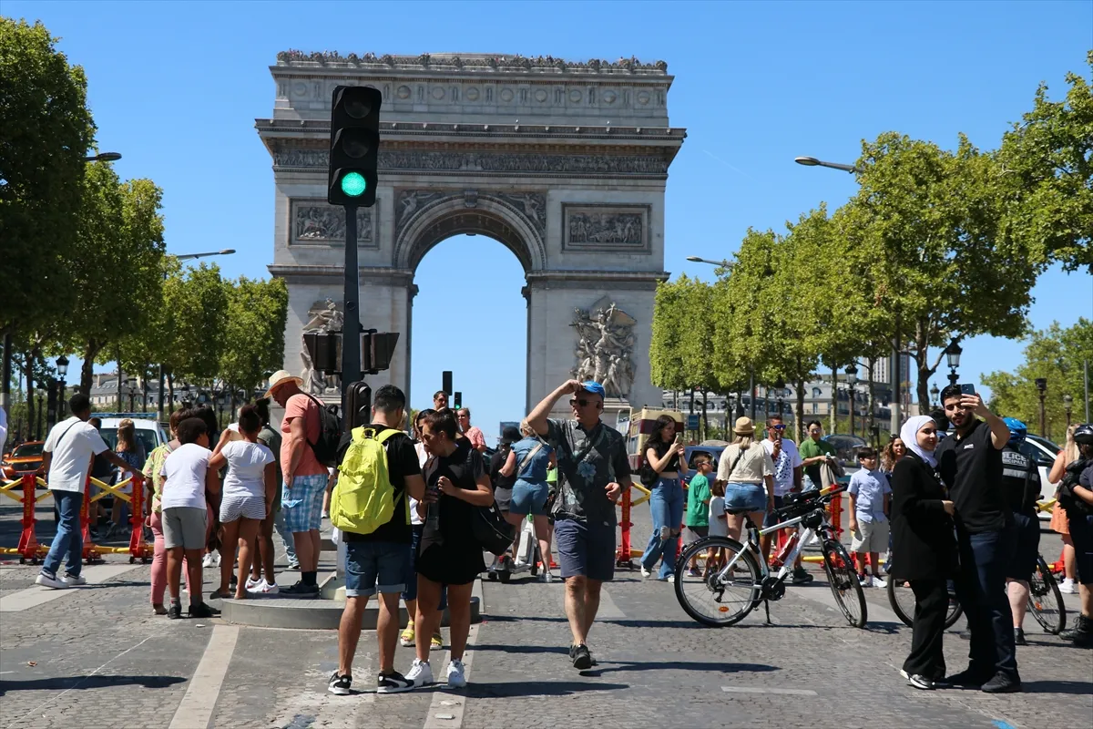 Paris'in her ayın ilk pazarı trafiğe kapatılan alanları, yürüyüşseverlerin yüzünü