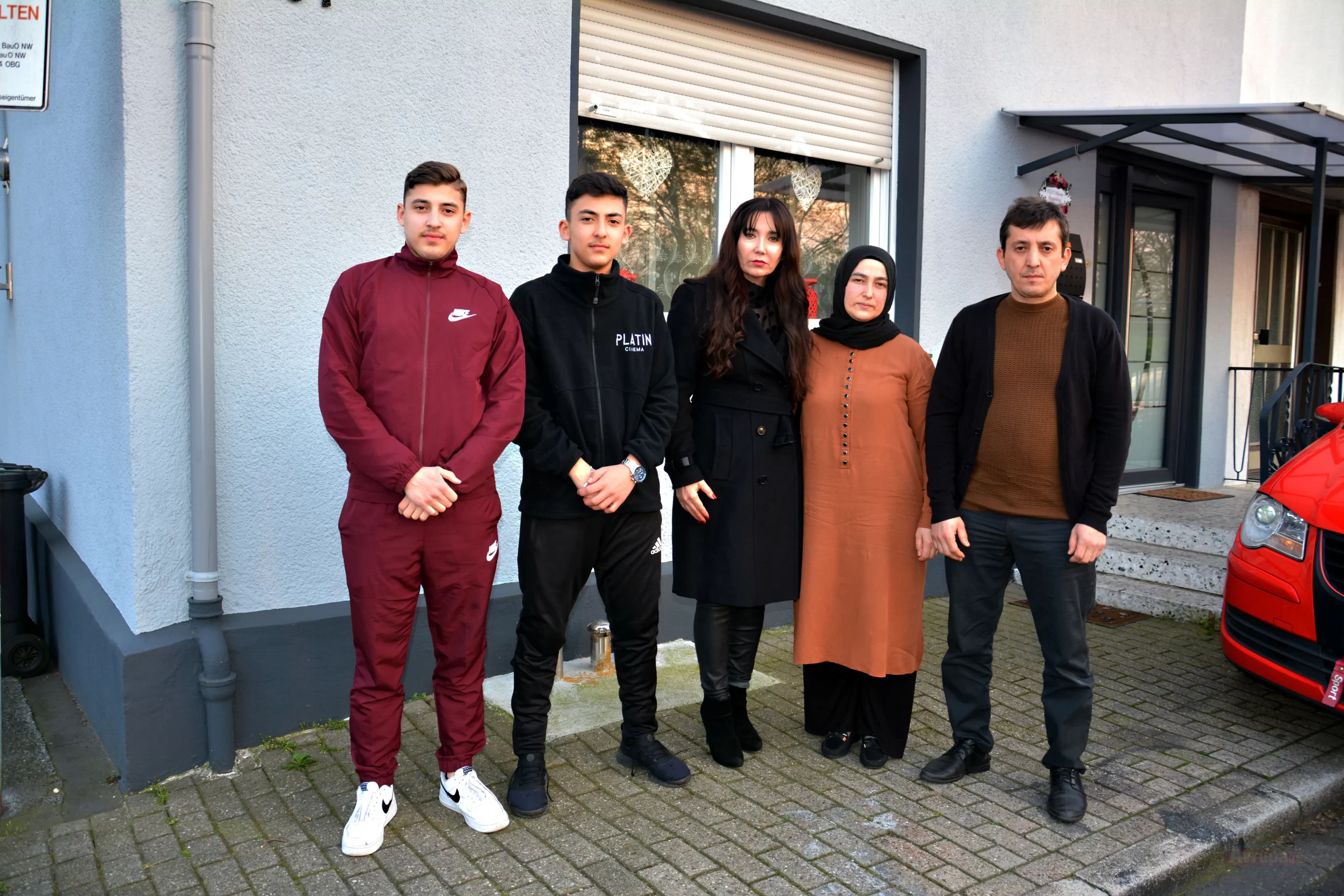   Yiğit ailesi satın aldıkları eve büyük bir sevinçle taşındıktan
