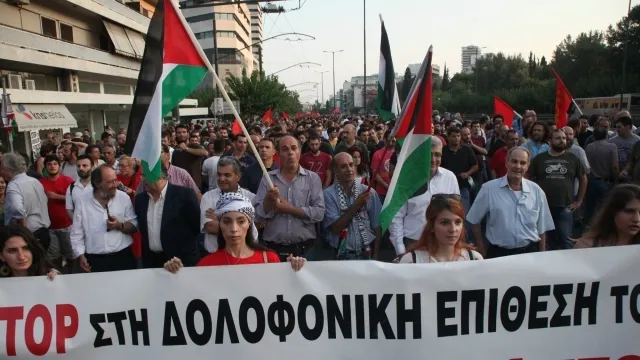 İsrail’in Atina Büyükelçiliği önünde gerçekleşen gösteriye binlerce kişi katıldı. İsrail