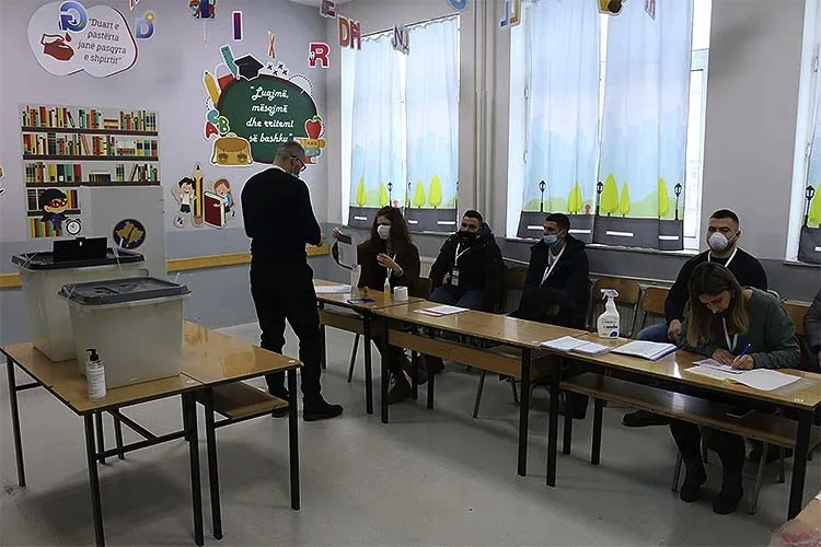 Kosovalı seçmenler, erken genel seçimde oylarını kullanmaya başladı. Yerel saatle