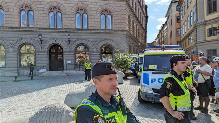 İsveç'in Malmö kentinde Müslümanların yoğun olduğu Varnhemstorget bölgesinde polis korumasında