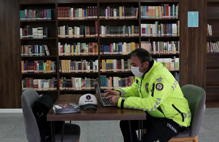 Trafik polisi İbrahim Tuncay Mercancı, çıkardığı polisiye romanla hem kendisinin