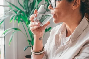 Ayakta su içmenin zararlarıAyakta su içmek, eklem ağrıları, kireçlenme ve