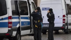 Almanya’nın Hamburg kentinde, internet üzerinden ırkçı içerikli sohbetler yaptıkları iddia
