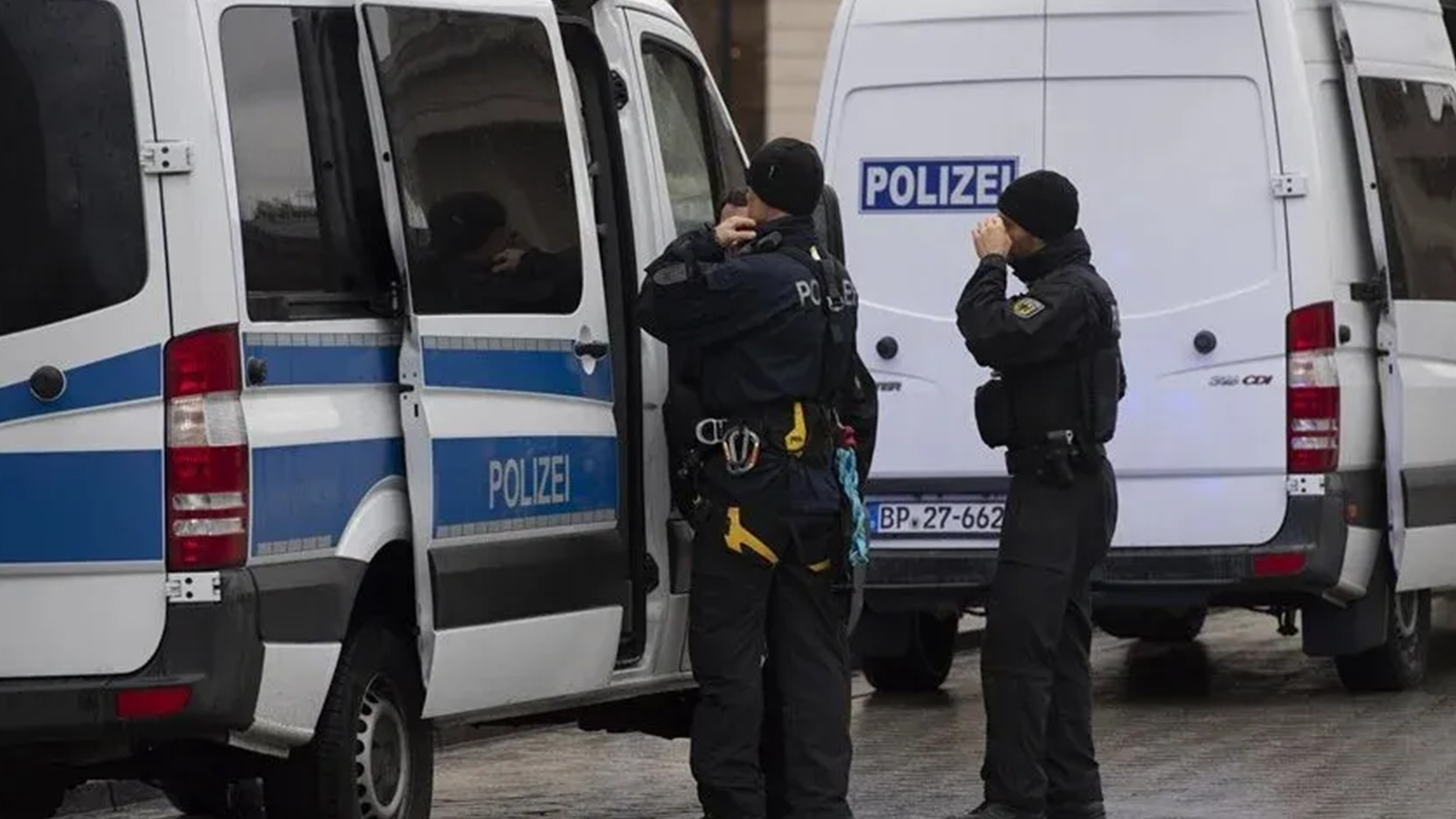 Almanya’nın Hamburg kentinde, internet üzerinden ırkçı içerikli sohbetler yaptıkları iddia
