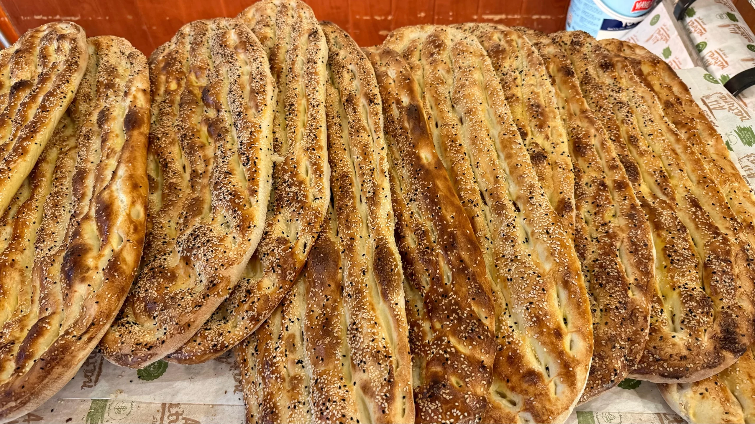 Almanya’daki Türk mahallelerinde, Ramazan sofralarının vazgeçilmezi haline gelen Ramazan pidesi,