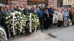 Bosna Hersek’in başkenti Saraybosna’da, 1992 yılında ekmek kuyruğunda beklerken Sırp