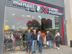 Mangal Döner x Lukas Podolski markası Hollanda’daki ilk şubesini Rotterdam’da