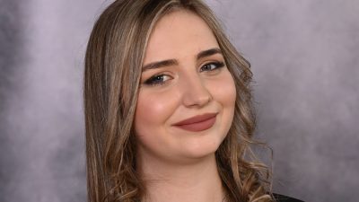 Kırçova’da yaşayan 18 yaşındaki Edina Deviçoska, “Mehmet Akif Ersoy” Lisesi