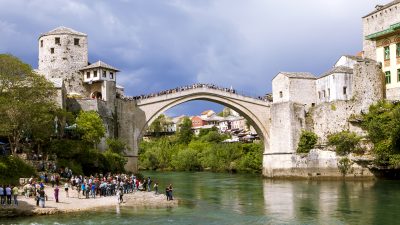 Bosna Hersek’in güneyindeki Mostar şehrinde bulunan Mostar Köprüsü (Stari Most),