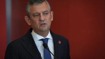 Özgür Özel’den AKP’li İsim Hakkında 2 Milyon dolar İddiası CHP Genel Başkanı Özgür Özel, İstanbul Büyükşehir Belediyesi (İBB) soruşturmasında