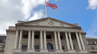 İngiltere Merkez Bankası (BoE), politika faizini 25 baz puan düşürerek