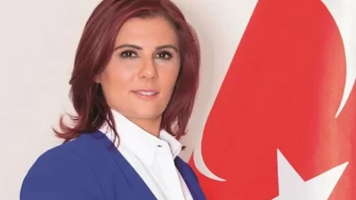 Özlem Çerçioğlu AK Parti’de: alnım ak, başım dik Aydın Büyükşehir Belediye Başkanı Özlem Çerçioğlu, CHP’den istifa ederek AK
