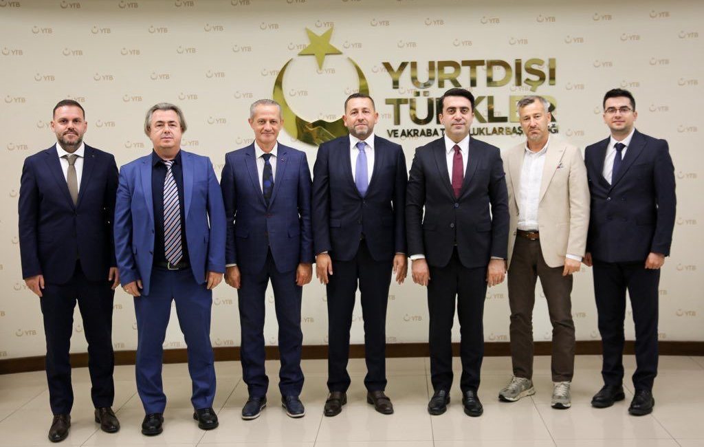 Batı Trakya Türkleri Dayanışma Derneği (BTTDD) Bursa Şubesi heyeti, bir