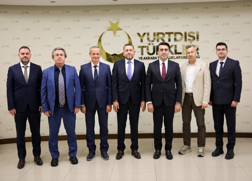 Batı Trakya Türkleri Dayanışma Derneği (BTTDD) Bursa Şubesi heyeti, bir