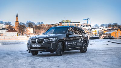 BMW’den Yeni Dönem Hamlesi: iX3 Tanıtıldı Alman otomobil üreticisi BMW, Neue Klasse serisinin ilk modeli olan