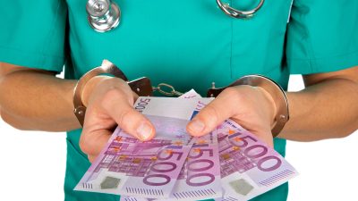 Atina’da rüşvet skandalı: Doktor suçüstü yakalandı Atina’daki Hipokrat Hastanesi Kalp Cerrahisi Kliniği Müdürü, hastalardan rüşvet talep