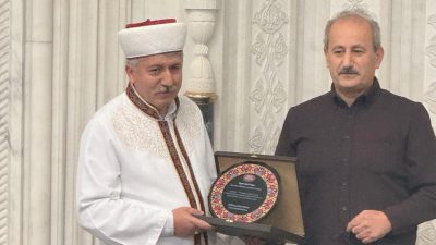 Düsseldorf DİTİB Merkez Camii’nde duygusal veda Din görevlisi Sezai Yaşar, dört yıllık görev süresinin ardından Trabzon’a